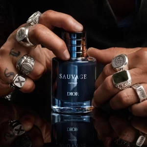sauvage extrait mood hands ww extrait 3700x2000 v1