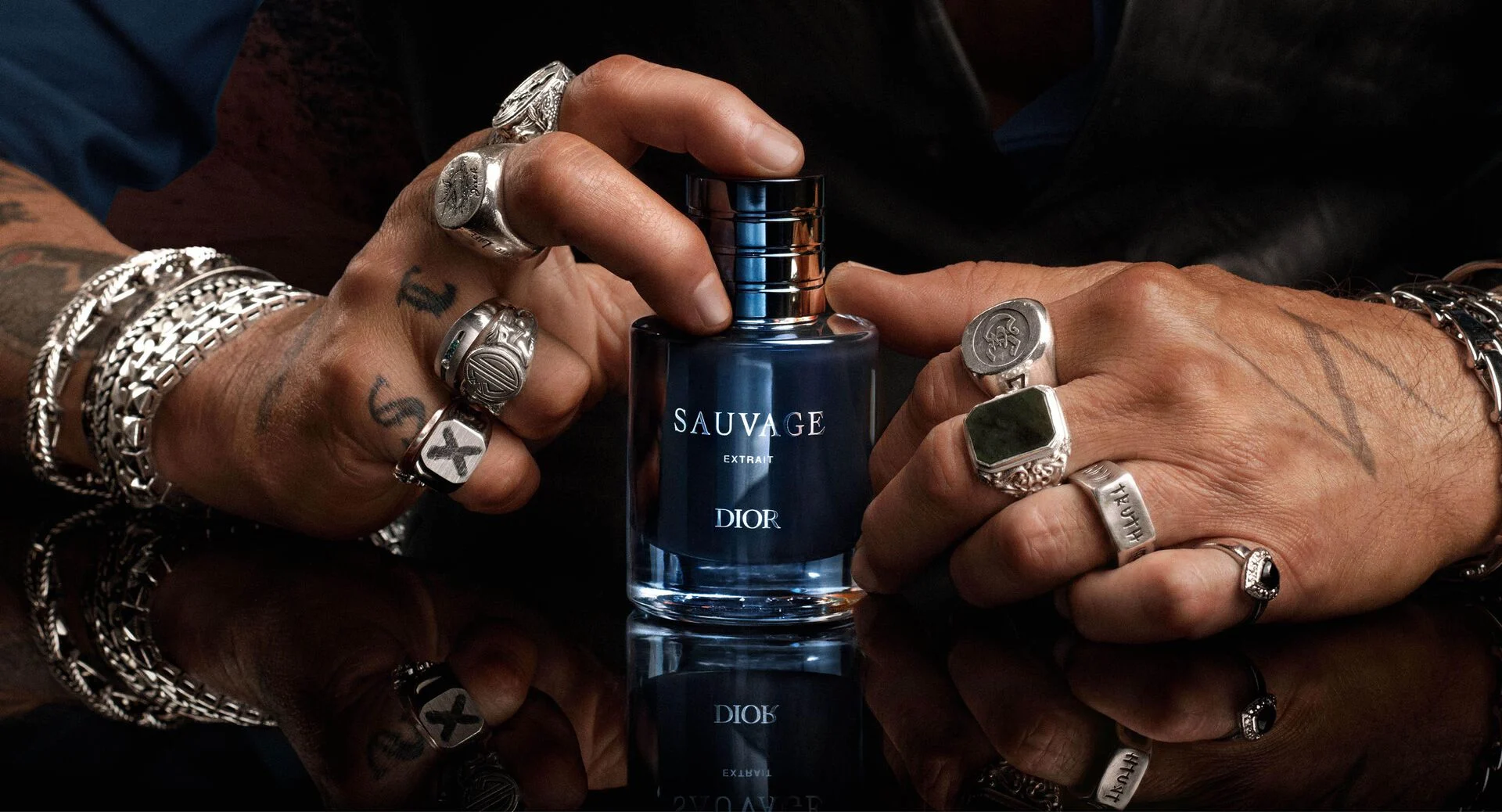 sauvage extrait mood hands ww extrait 3700x2000 v1